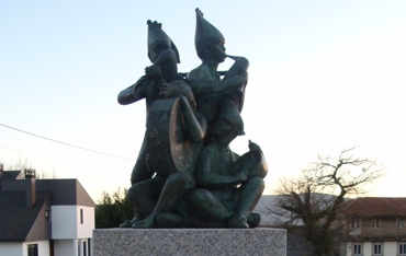 Parroquia de Santa Mara de Madalena. Monumento o Gaiteiro