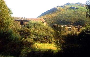 Parroquia de Millerada. Aldea abandonada de Grovas.